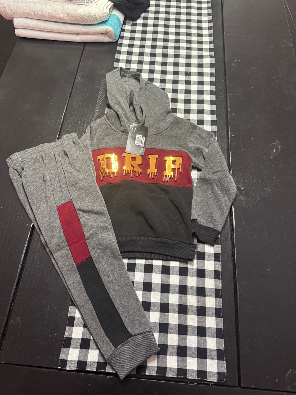 Source Unknown Gray & Black Sweatpants Jogger Set with Red and Gold Graphic